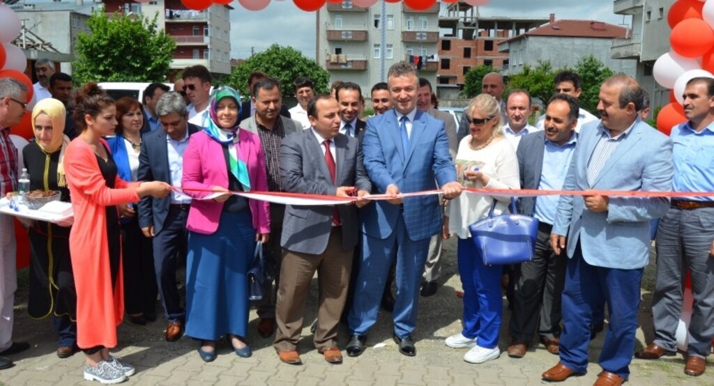 Başkan Topaloğlu halk eğitim merkezi yılsonu sergisini gezdi