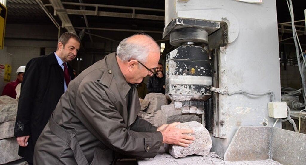 Başkan Yılmaz makinenin başına geçti taş kırdı