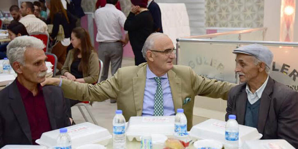 Başkan Yılmaz orucunu Şehit Babası ile açtı