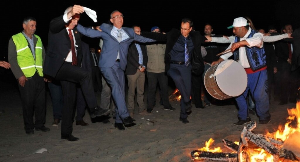 Başkan Yılmaz şenlik halayına katıdı