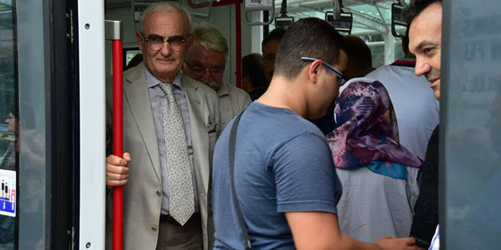 Başkan Yılmaz tramvayda Samsunlulara yol arkadaşlığı yaptı