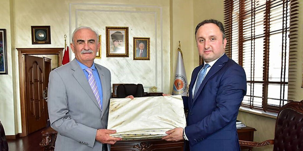 Başkan Yılmaz'a Yılın Kurumsal Eğitim Gönüllüsü ödülü