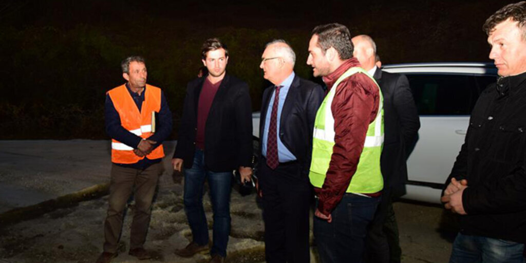 Başkan Yusuf Ziya Yılmaz'a yol çalışması için Konukluk Mahallesi'nden teşekkür 