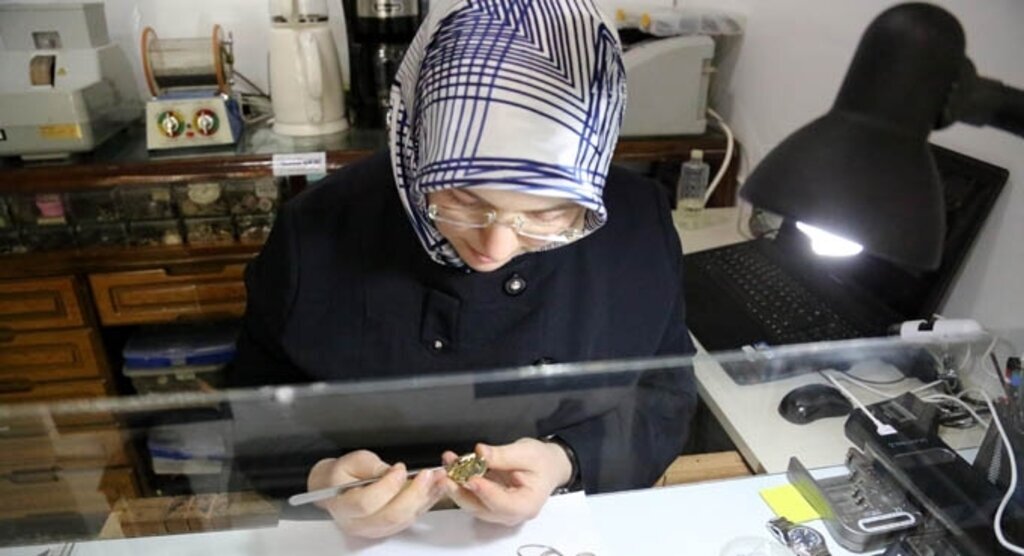 Bayan saat tamircisi görenleri şaşırtıyor