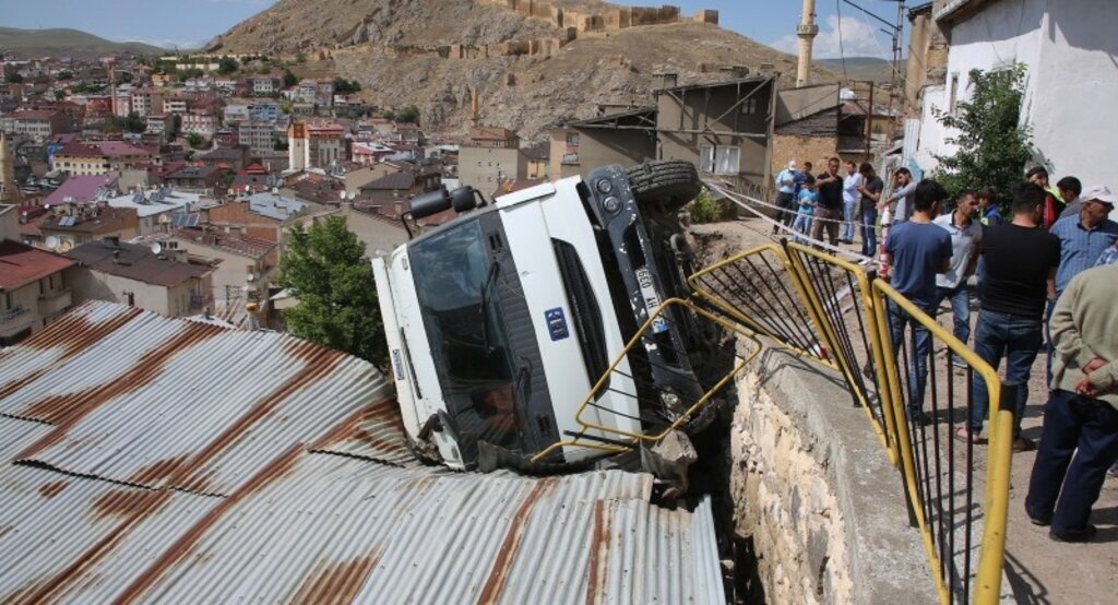 Bayburt'ta kamyon evlerin üzerine devrildi