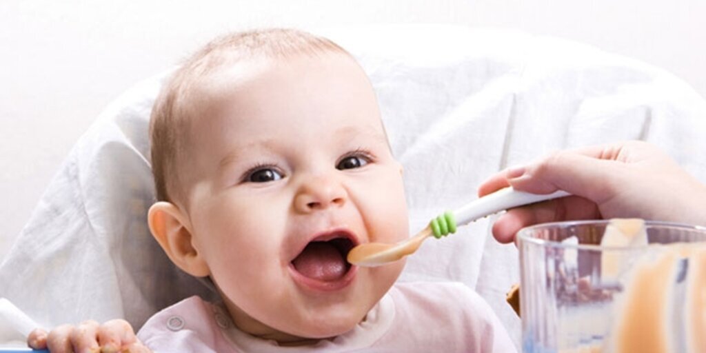 Bebeklerin kalsiyum ihtiyacı için maden suyuyla mama yapın