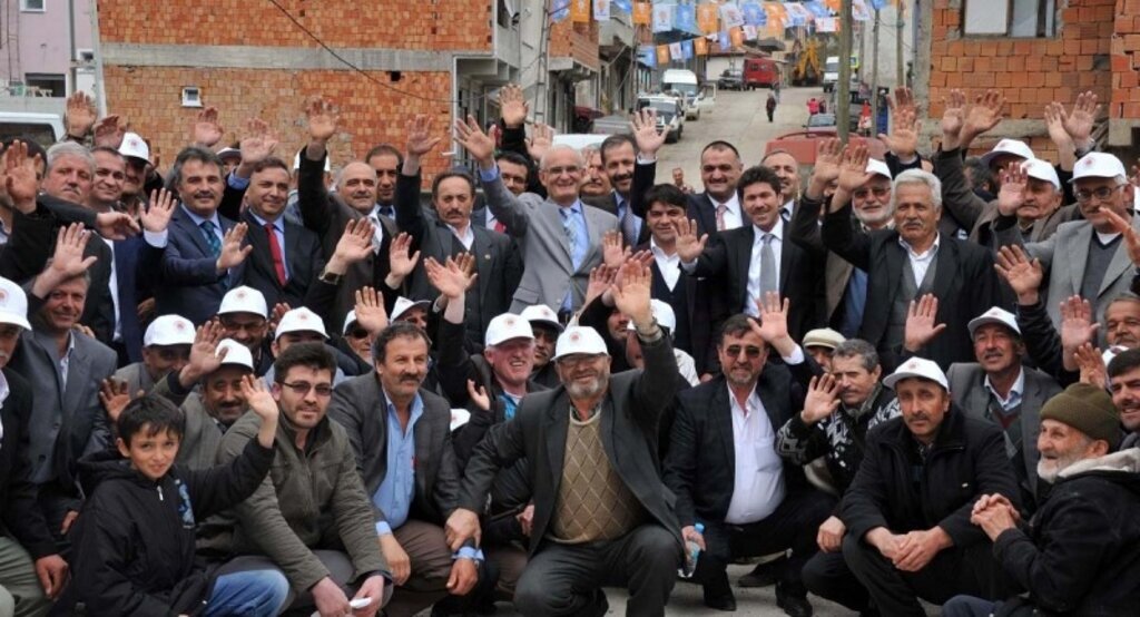 Beton yola kavuşan tahnallılar, Başkan Yılmaz'ı başbakan gibi karşıladı