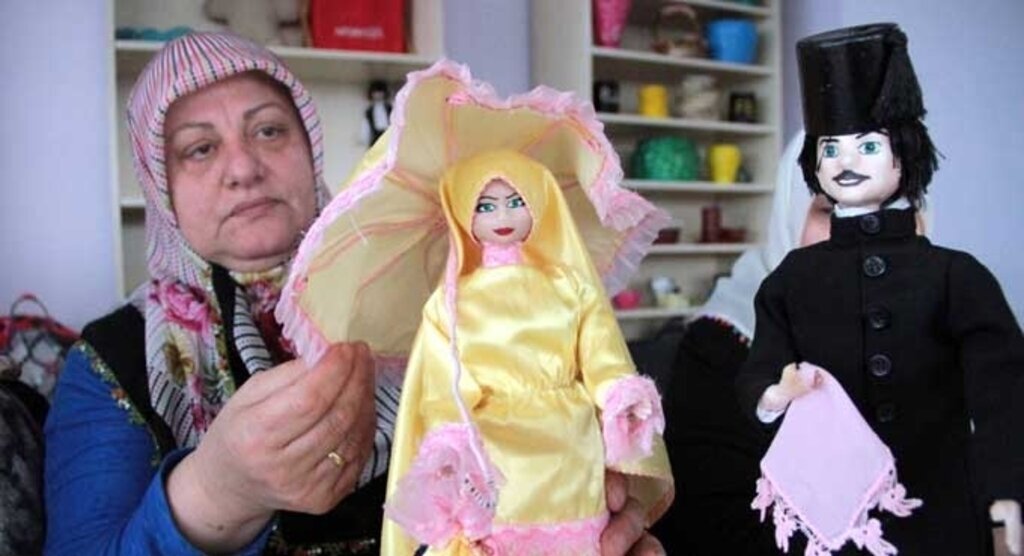 Bez bebek yaparak ev ekonomisine katkıda bulunuyorlar