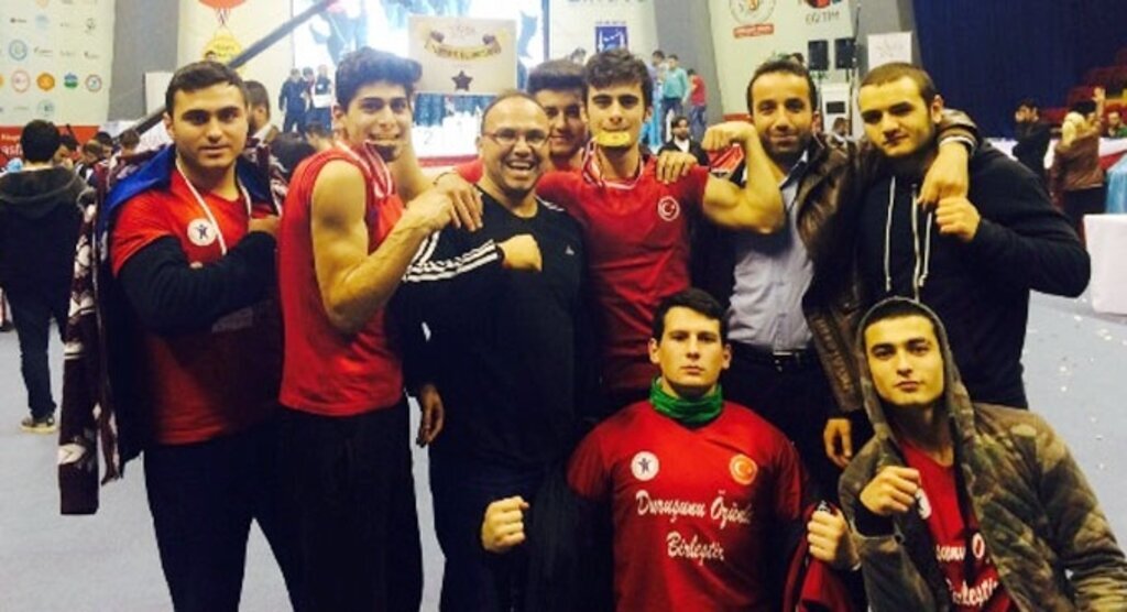 Bilek güreşi sporcularından iki derece