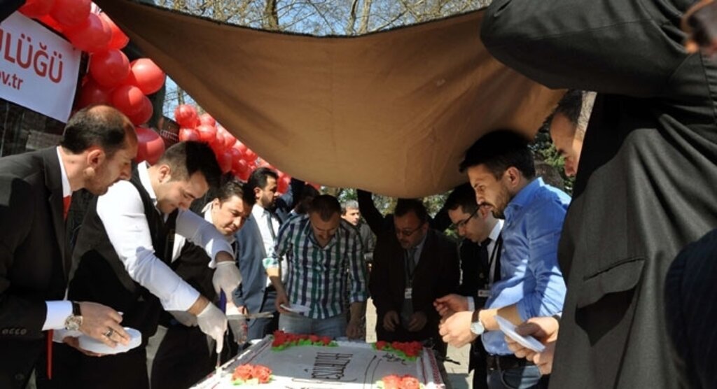 Bin kişilik pasta, martılardan örtüyle korundu