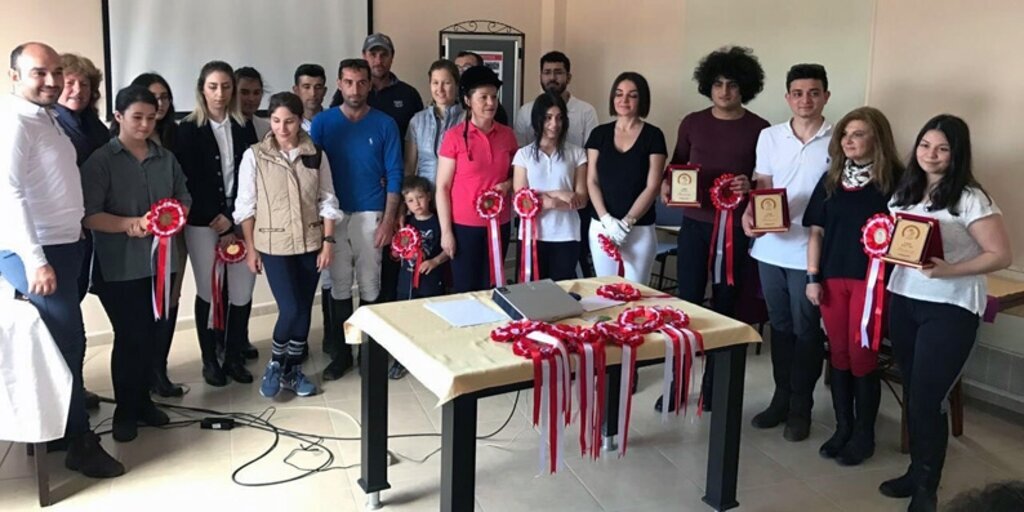 Binicilik eğitimi gören kursiyerlere başarılı belgesi