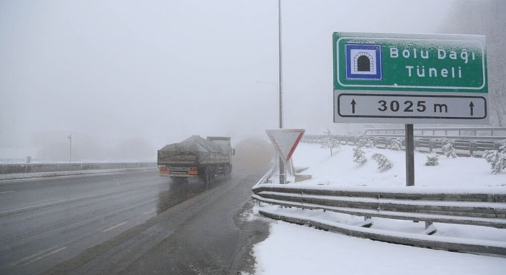 Bolu'da kar yağışı ulaşımı zorlaştırdı