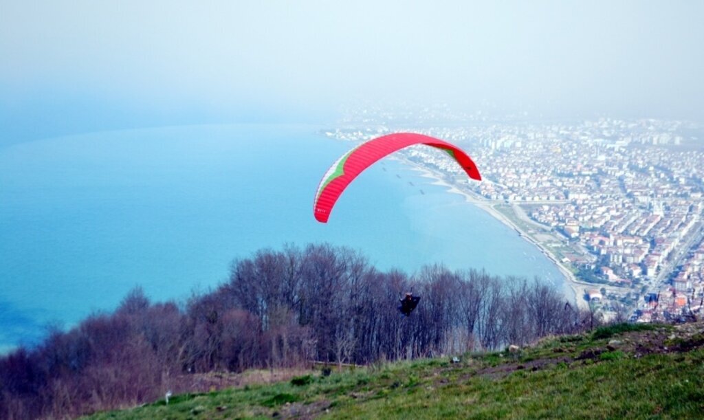 Boztepe, yamaç paraşütü tutkunlarının ilgi odağı oldu