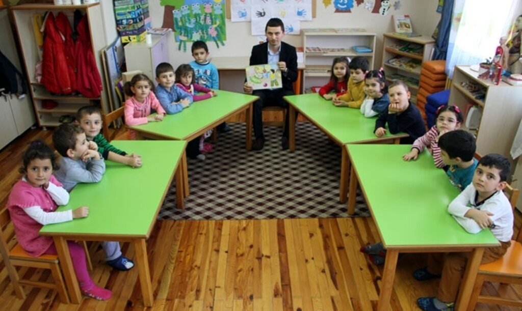 Bu anaokulunda masalı babalar anlatıyor