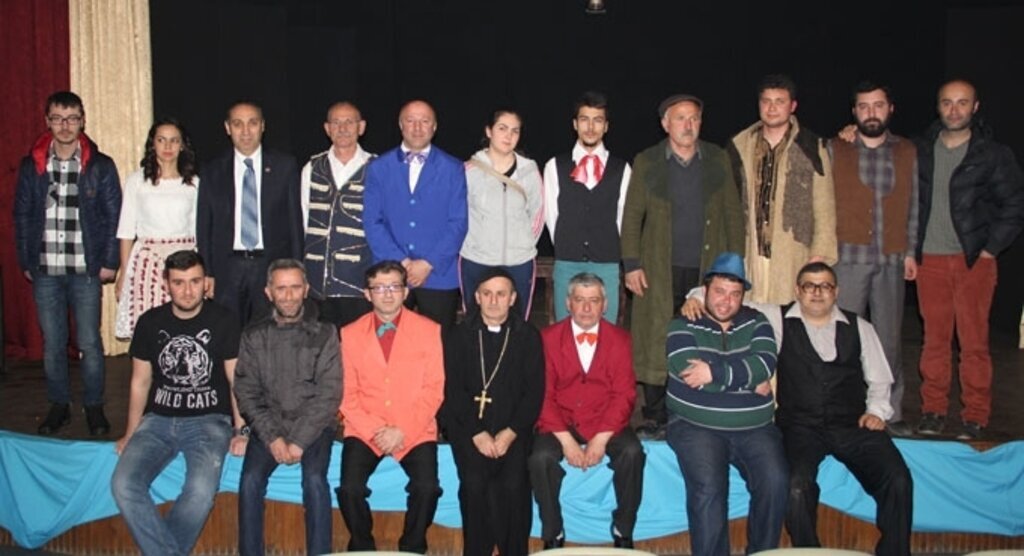 Bu ilçede 28 yıldır tiyatro perdesi kapanmıyor