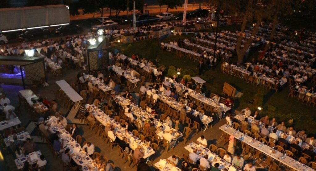 Büyükşehir ve AK Parti'den muhteşem iftar