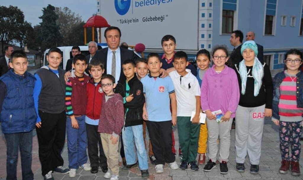 Canik Belediye Başkanı Osman Genç çocuklara sürpriz yaptı