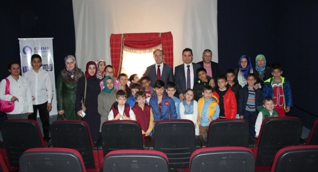 Canik Belediyesi’nden Kimsesiz çocukların tiyatro keyfi