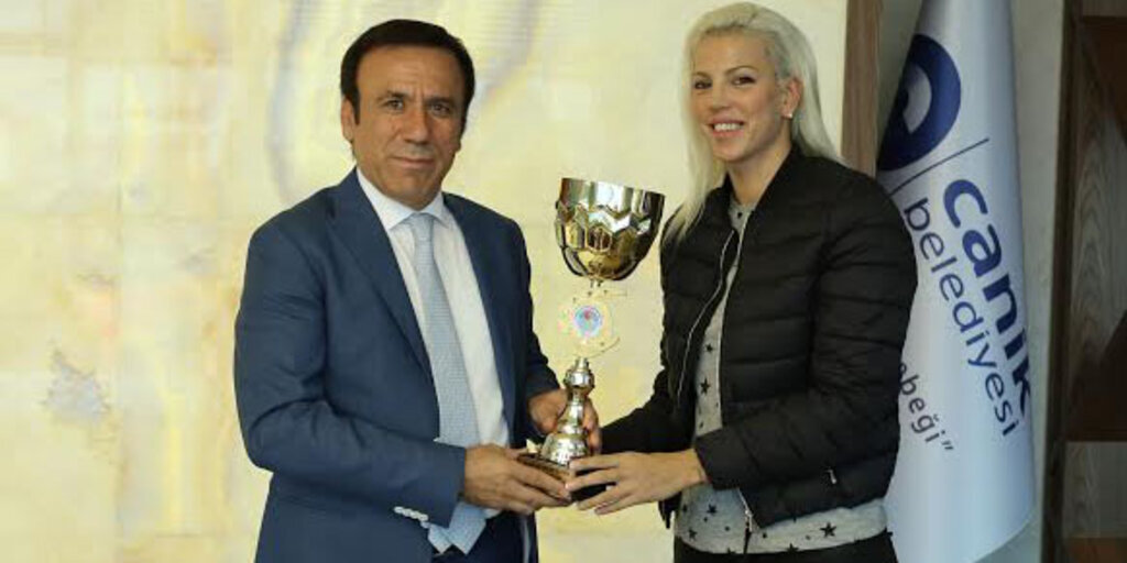 Canik Belediyespor kupayı Başkan Genç’e hediye etti