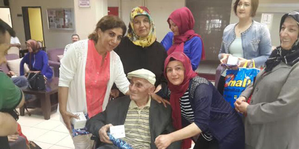 Canikli AK kadınlardan huzurevine ziyaret