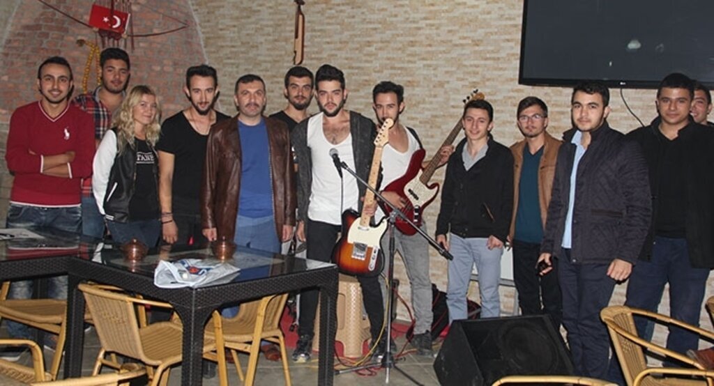 Canlı müzik yapan gençlere Başkan Sarıcaoğlu'ndan destek