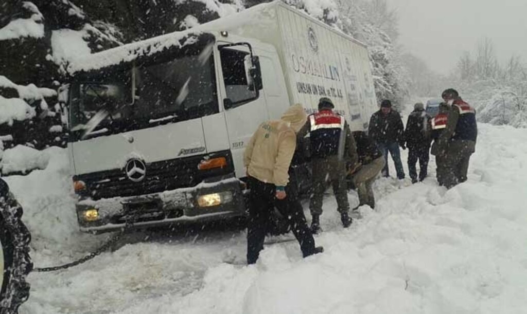 Çarşamba'da karda mahsur kalanların imdadına jandarma yetişti