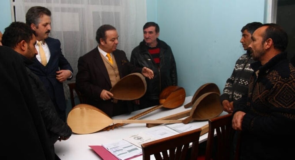 Çarşamba'da Romanlara bağlama yapım kursu açıldı