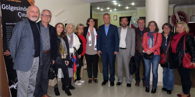 CHP'liler 'Gölgesinde Çınar'ın Ağlasun ayşafağı' adlı oyunu izledi
