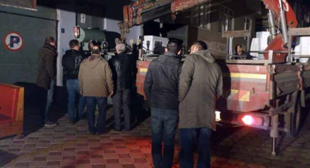 Çiftlik Caddesi'nde trafo yandı, trafiğe kapalı alanda YEDAŞ 6 saat savaştı