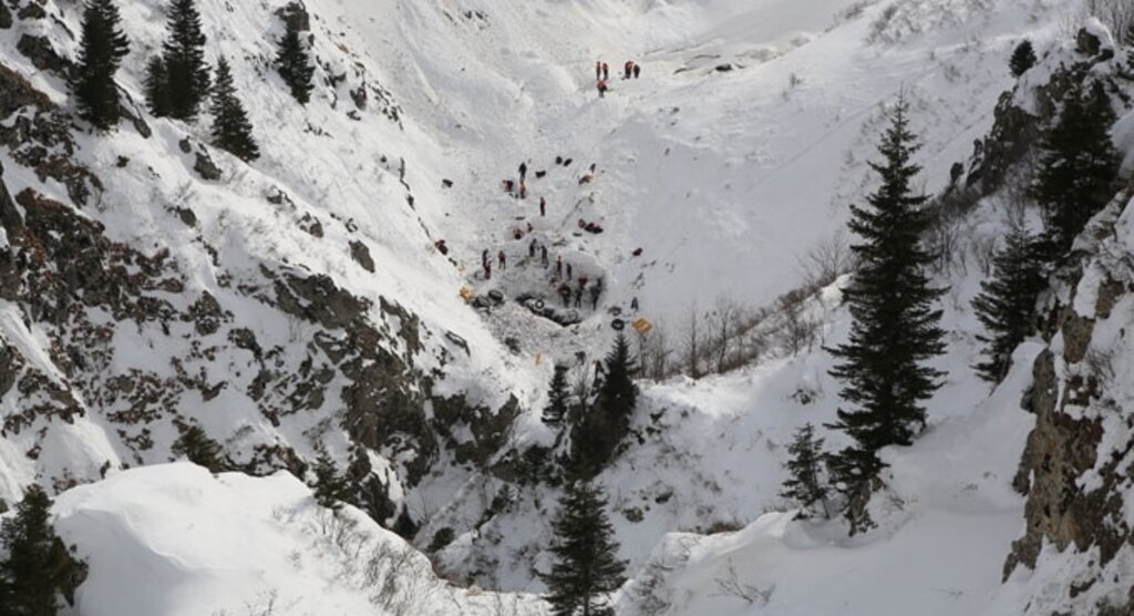 Çığ altında kalanları arama çalışmaları yeniden başladı