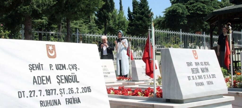 Çiğdem Karaaslan'dan şehitlik ziyareti