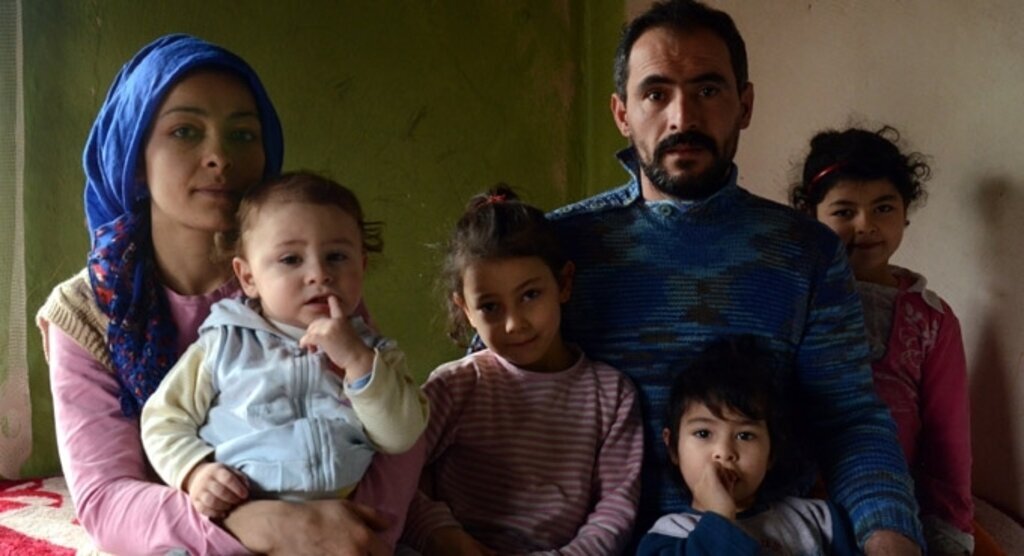 Çökme tehlikesi bulunan evde yaşam mücadelesi veriyorlar