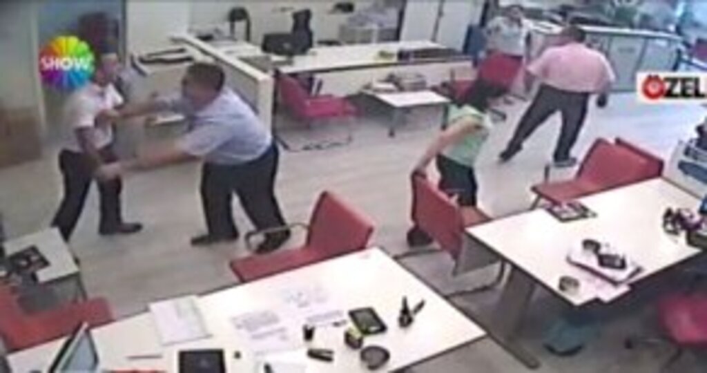 Darbeci general Semih Terzi'nin eşini bıçakla kovaladı