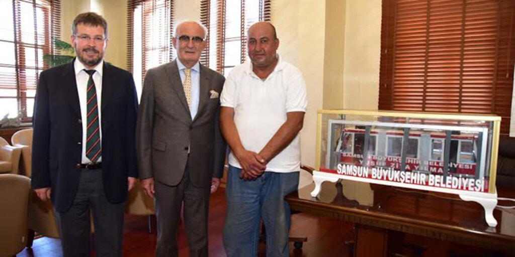 Demirci ustasından Başkan Yılmaz'a hediye tren maketi