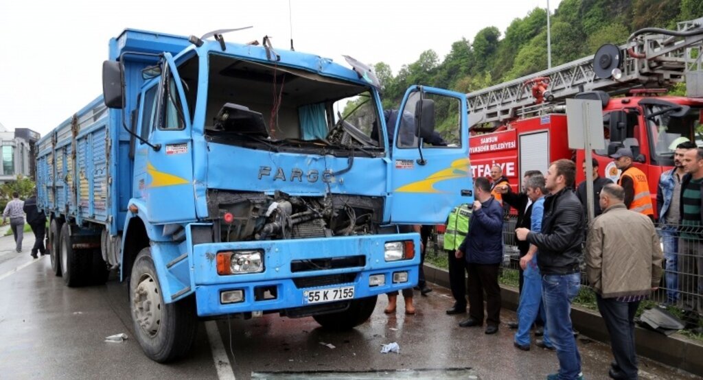 Deneme sürüşüne çıktığı kamyonla kaza yaparak yaralandı