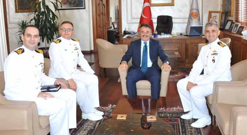 Denizci komutanlar Büyükşehir Belediyesi'ni ziyaret etti