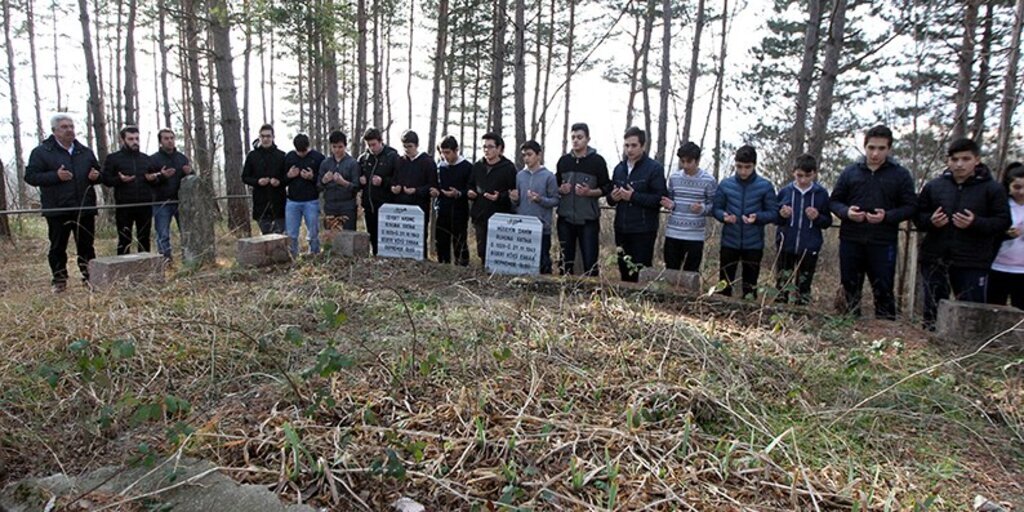 Depremde ölen öğrencilerin mezarları okullarının bahçesinde 