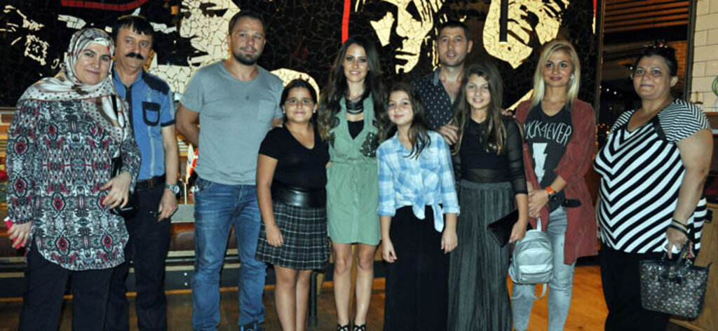 Derya Uluğ Piazza’nın Şanslı Ziyaretçilerini Sahnede Ağırladı