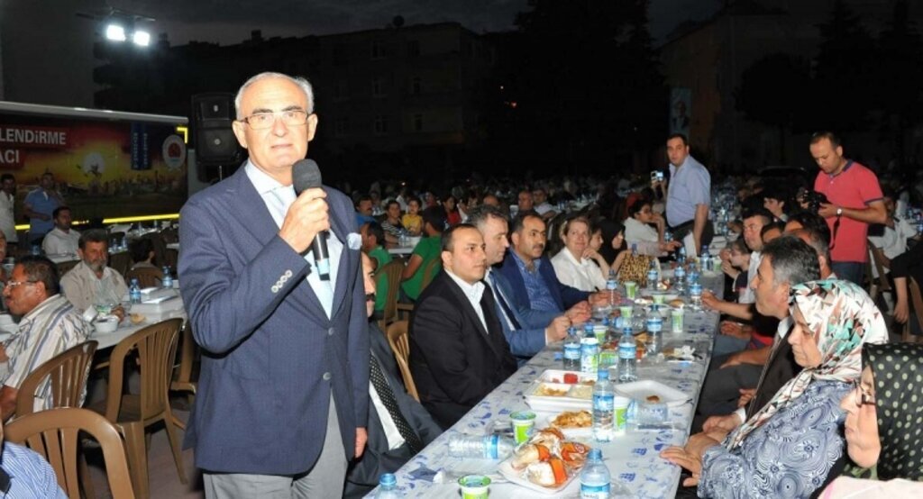 Devlet ile millet Büyükşehir Belediyesi'nin iftar yemeğinde buluştu