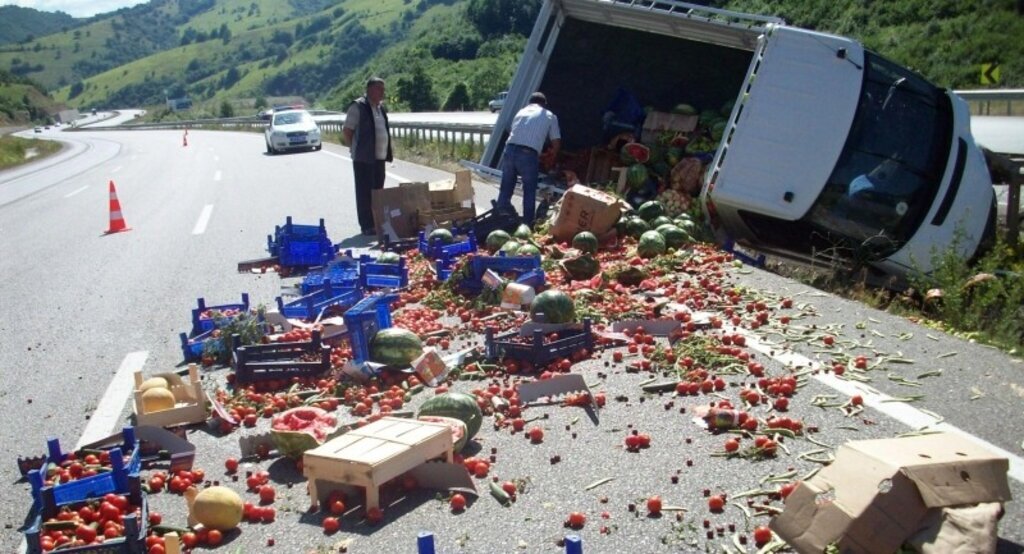 Devrilen kamyonetin kasasındaki sebzeler yola saçıldı
