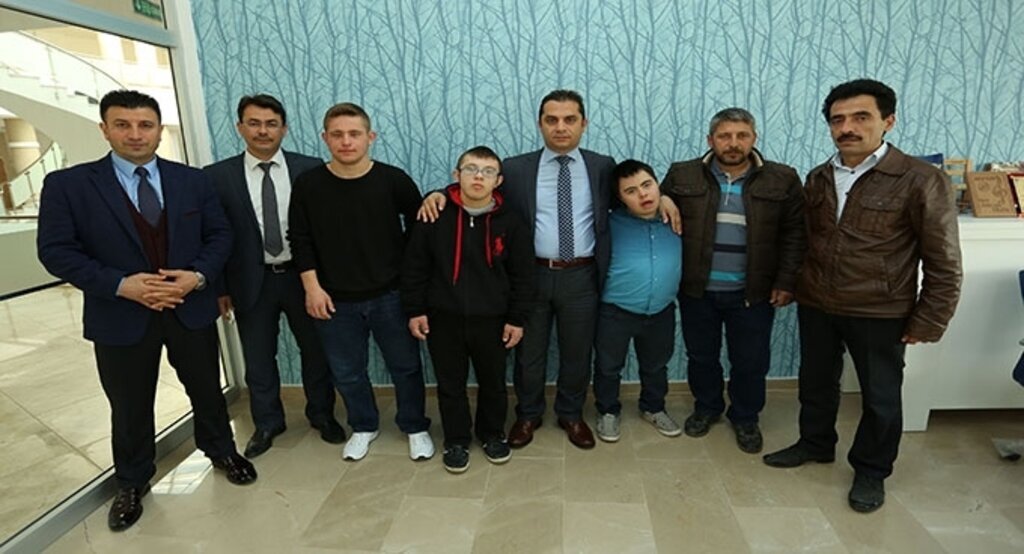 Down sendromlu gençlerden Usta'ya ziyaret