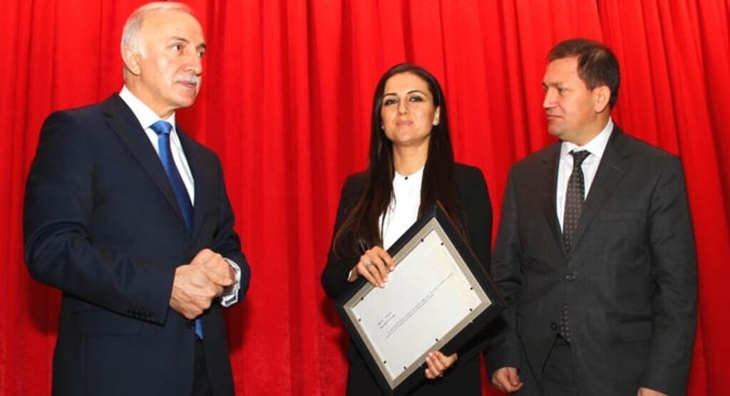 Dünyanın en iyi 50 öğretmeninden biri seçilen Dilek Livaneli'ye başarı belgesi