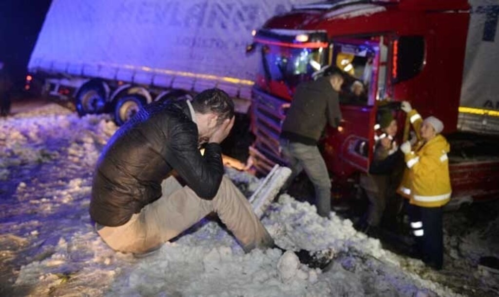 Düzce'de tır devrildi: 2 yaralı