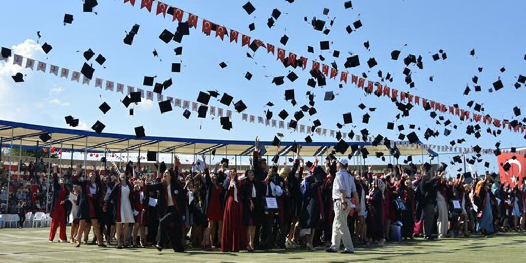 Eğitimin yeni neferleri mezun oldu