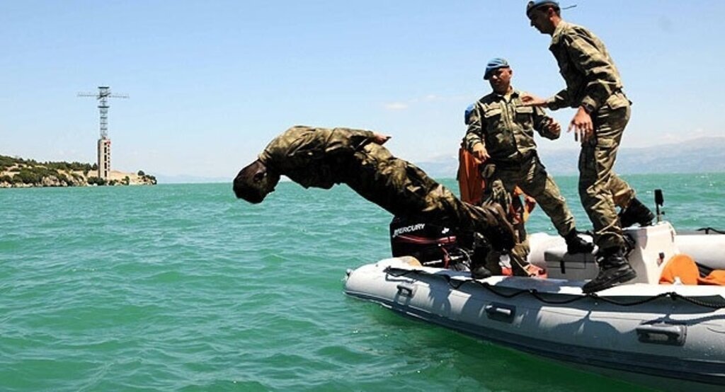 Elleri ayakları ve gözleri bağlı suya atıldılar