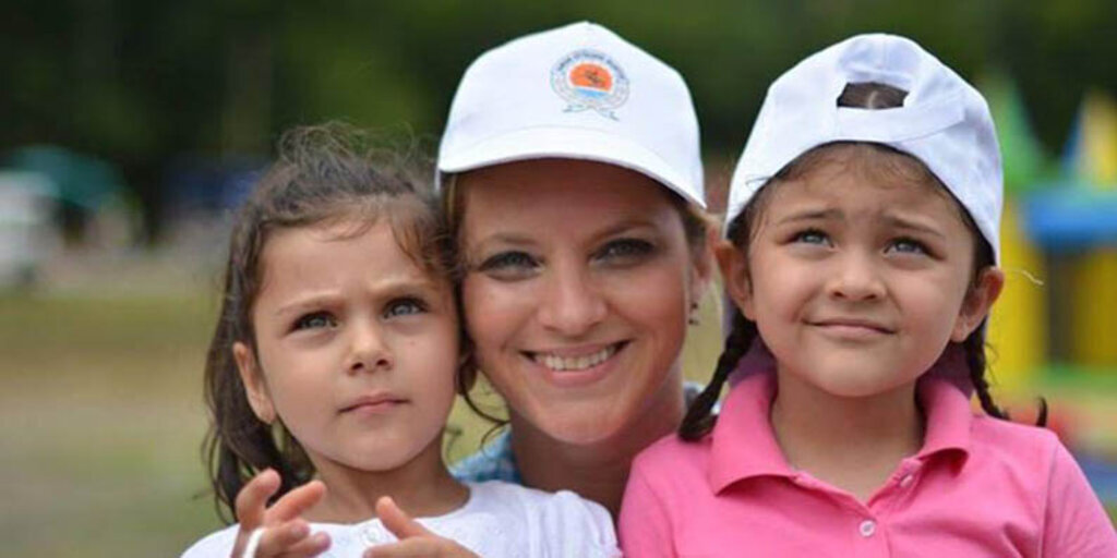 Elvinder çocukları şeker bayramında sevindirdi