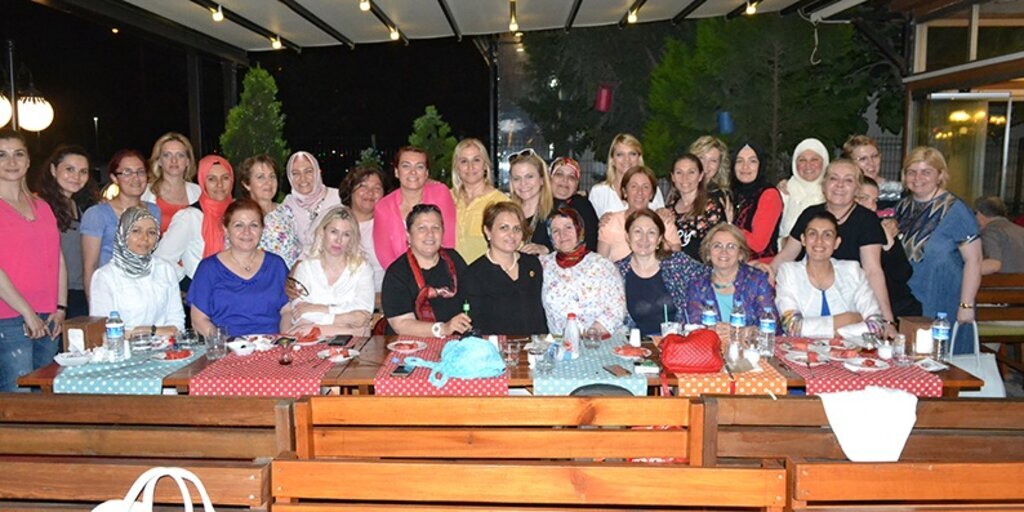 Elvinder'den geleneksel iftar yemeği