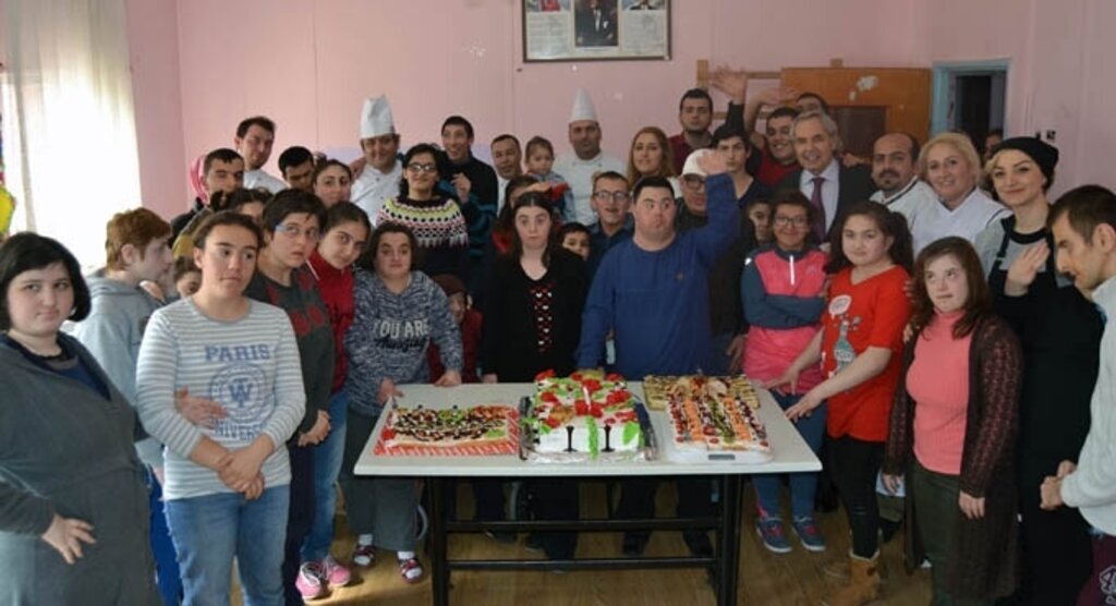 Engelli çocuklar pasta süsledi