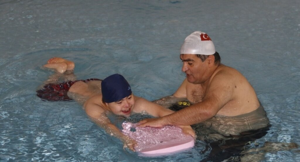 Engelli çocukların havuz keyfi