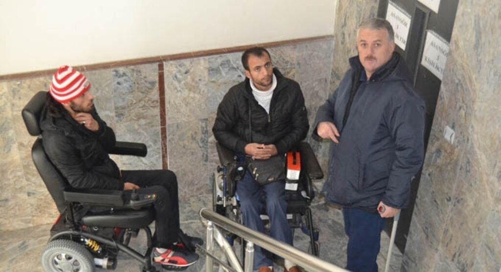 Engelliler Canik Kaymakamlığı'na giremiyor!